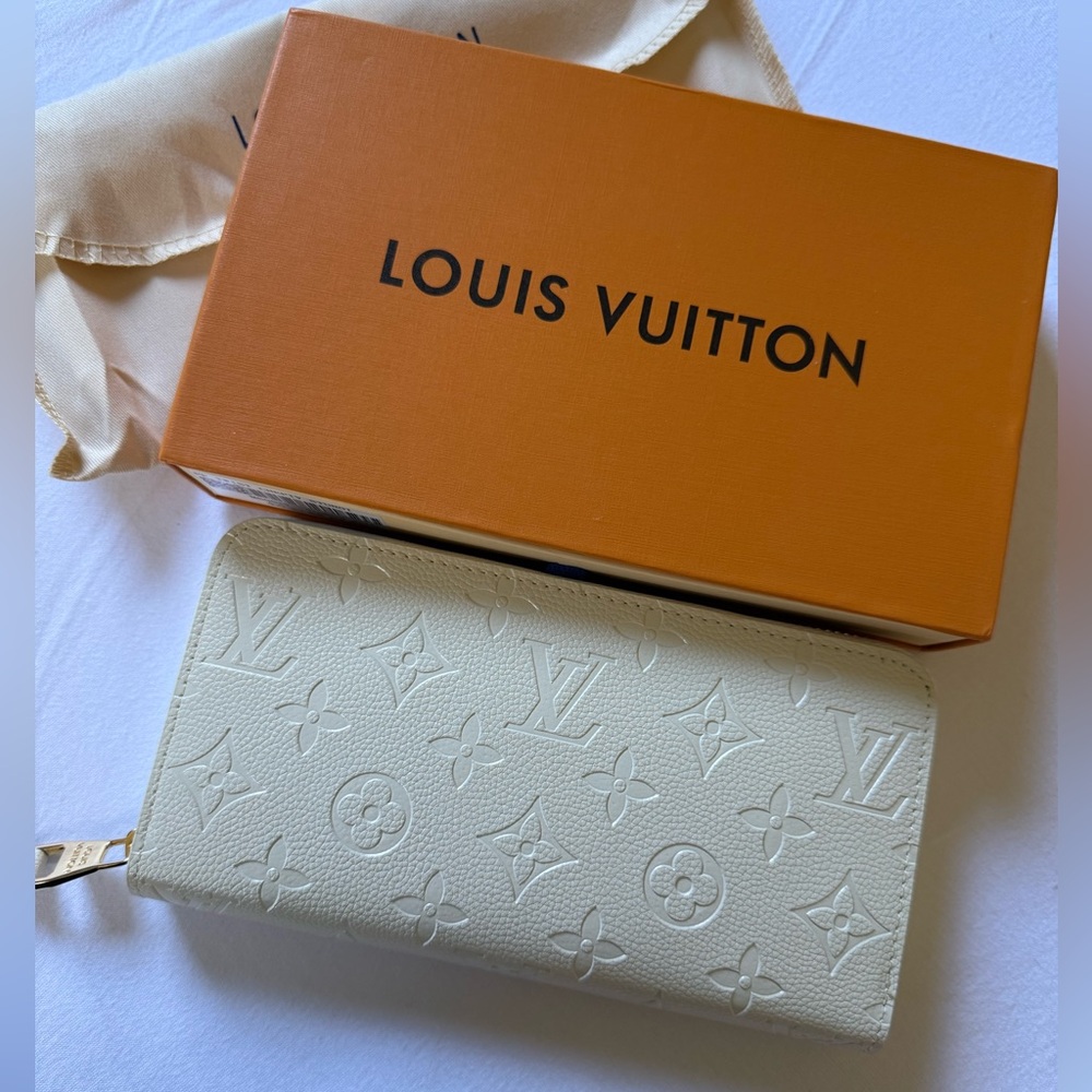 Rare Ivory Monogrammed Wallet NWT DH Gate